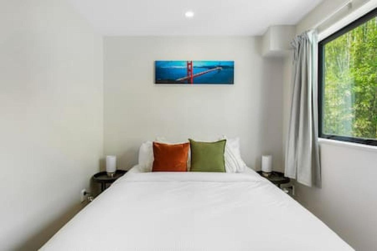Urban Pulse Townhouse With Parking * Auckland