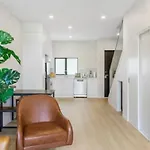 Urban Pulse Townhouse With Parking