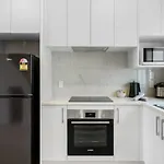 Urban Pulse Townhouse With Parking
